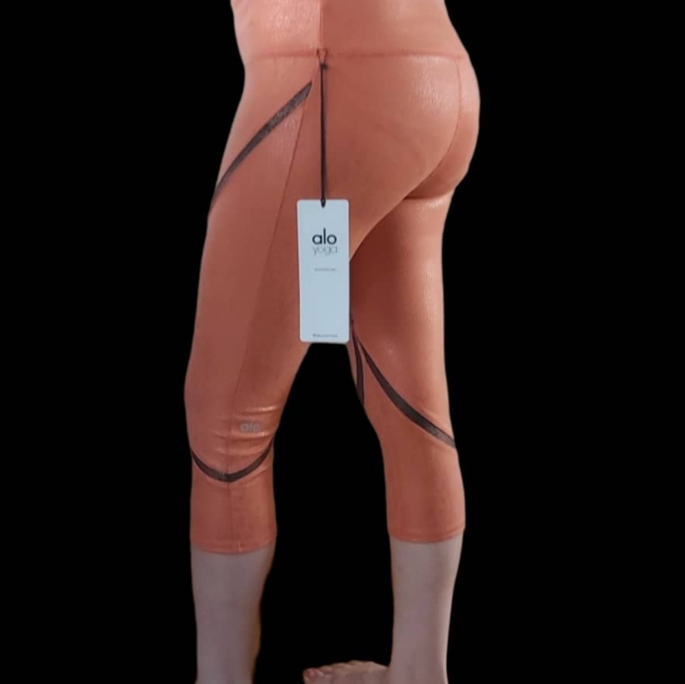 ALO Yoga whisper Capri legging .